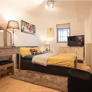 Homestay Cosy Riverview-london Excel Centre-o2 Arena, London